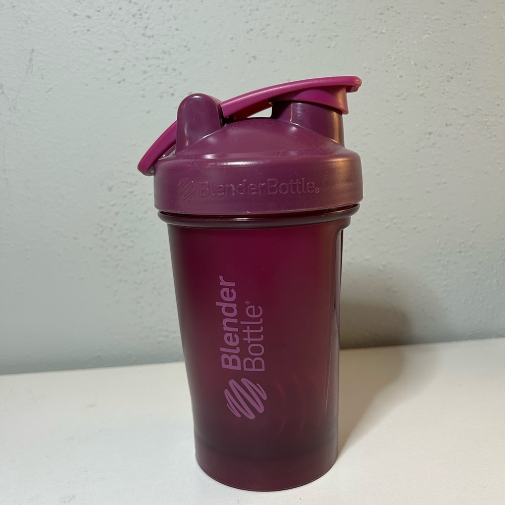 BlenderBottle Classic Shaker Bottle - Purple